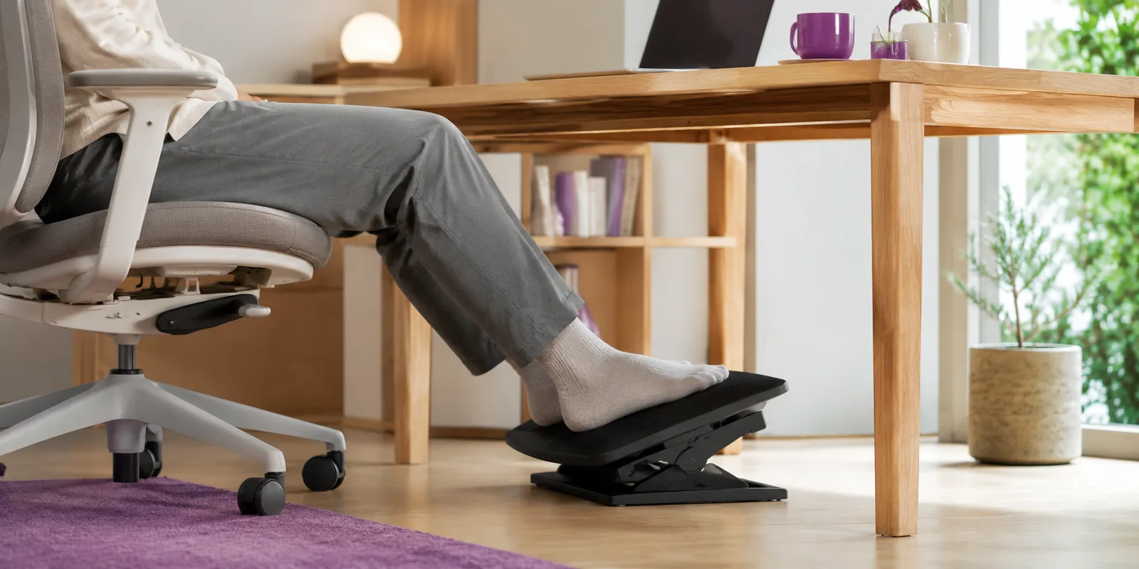 AI生成イメージ: 足元を支えるフットレストのある足元
